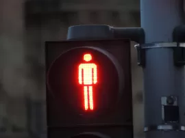 Semáforo en rojo con flecha verde a la derecha significado y funcionamiento