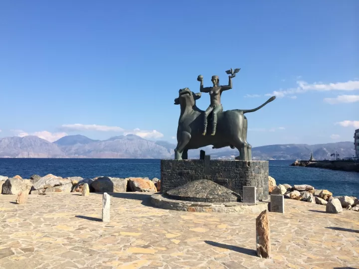 isla griega muy turistica en el mar jonico